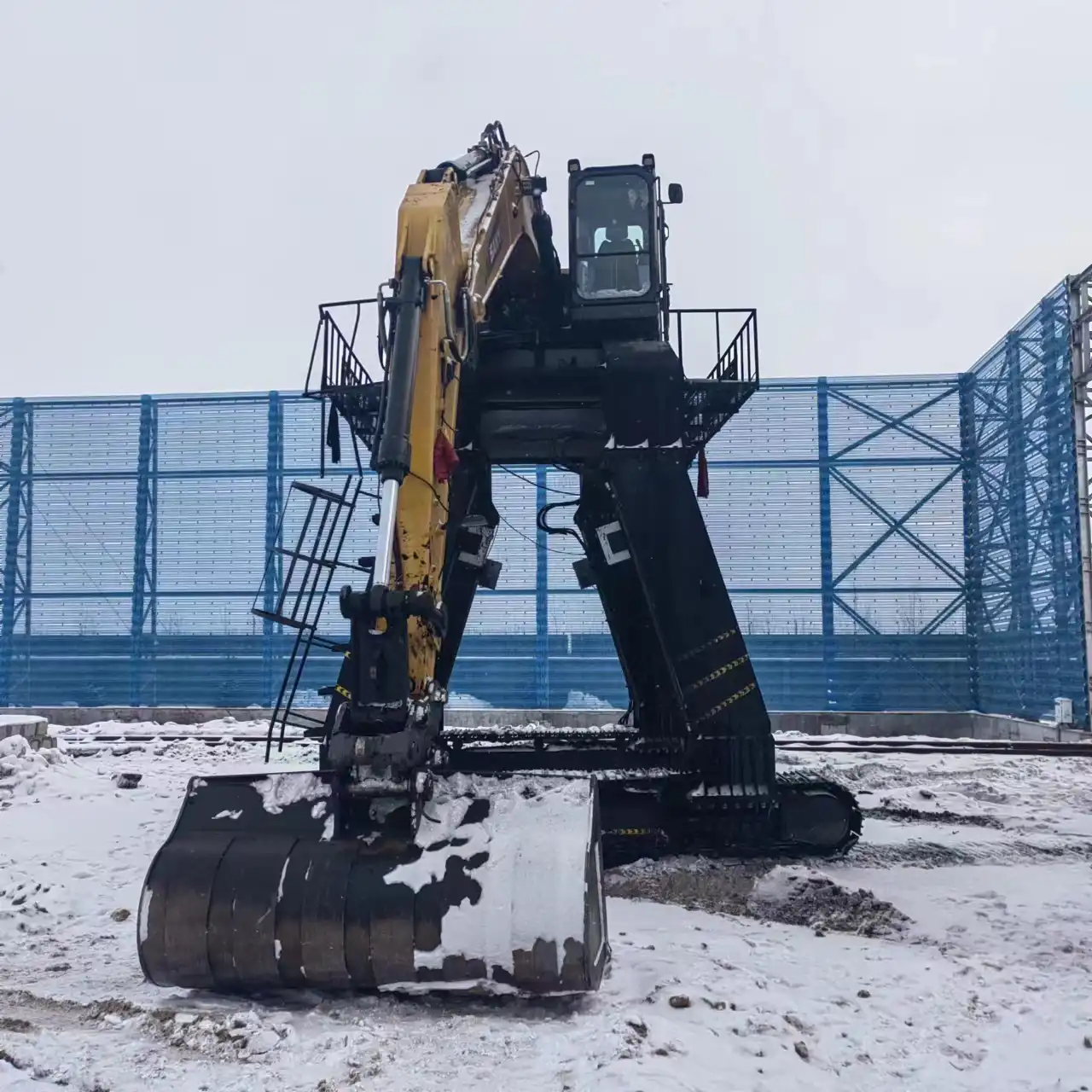 What are the safety features of an unloading train excavator long legs?
